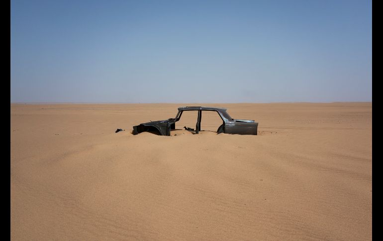 Los restos de un  Peugeot 404 quedan en el desierto Tenere de Níger, en la región centro sur del Sahara. Los migrantes suelen pasar por esta vía para alcanzar Argelia y, desde ahí, atravesar el Mediterráneo hacia Europa. AP/J. Delay