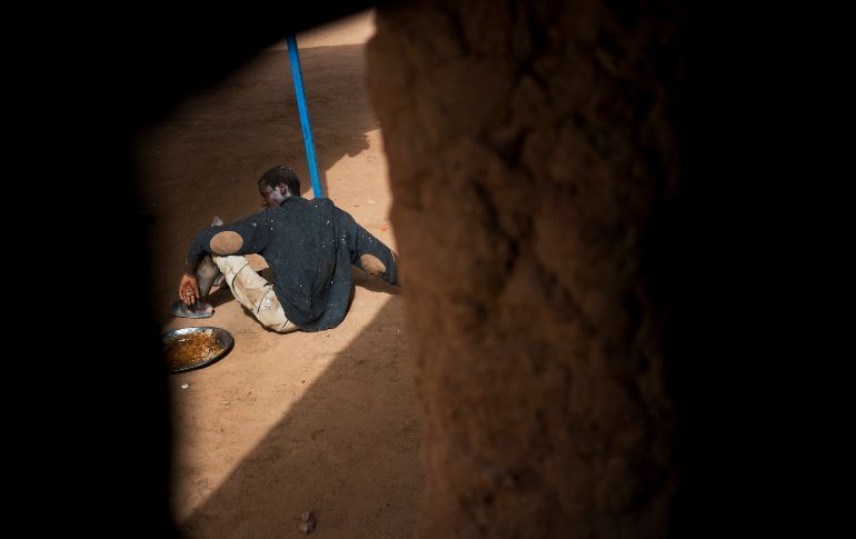 Un hombre expulsado de Argelia se sienta en un centro de tránsito en Arlit, Níger, en el corazón del Sahara. AP/J. Delay