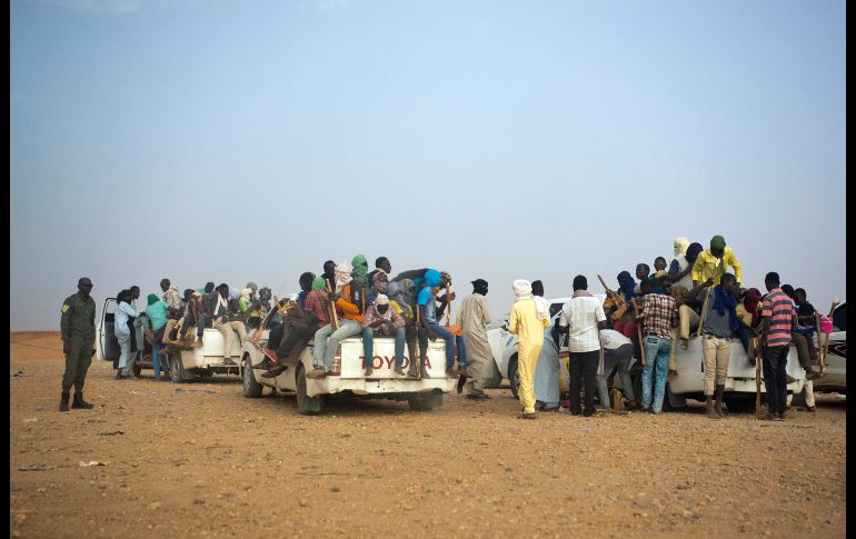 Vehículos en Agadez, Níger, se dirigen a Libia. Habitantes de Mali, Gambia, Guinea, Costa de Marfil, Níger y otros países realizan una migración masiva, ya sea en busca de empleo y para huir de la violencia en sus países. AP/J. Delay