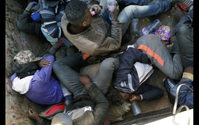 Tras ser expulsados de Algeria, migrantes hacinados en un camión de carga fueron trasladados durante horas hasta un lugar conocido como Punto Cero, donde los abandonaron en el desierto en dirección a Níger. AP/J. Dennis