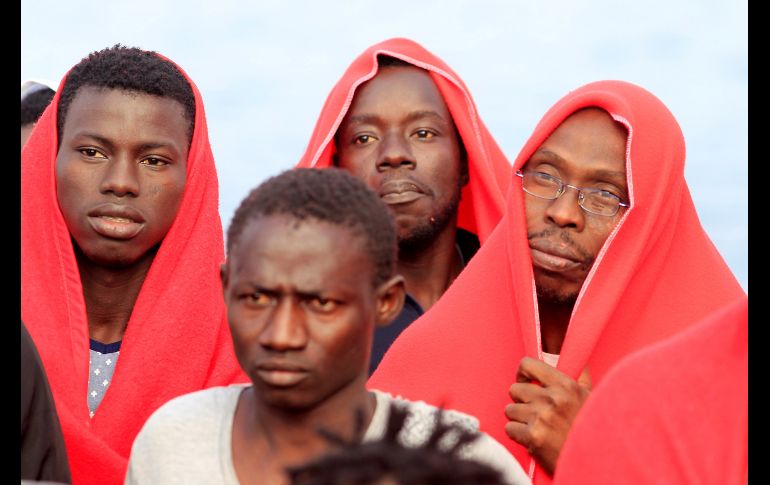 Un grupo de los 83 migrantes rescatados por Salvamento Marítimo se ve a su llegada al puerto de Tarifa, España.EFE/A. Carrasco
