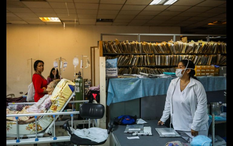 Una enfermera atiende a pacientes en una sala de emergencia improvisada en unos de los archivos de un hospital en Caracas, Venezuela. Los enfermeros salieron de los hospitales para protestar en demanda de mejoras salariales en medio de la crisis económica. EFE/C. Hernández