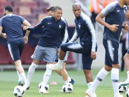 El delantero Mbappé sonríe durante un entrenamiento de Francia rumbo a su último partido de la fase de grupos. AP / D. Vincent