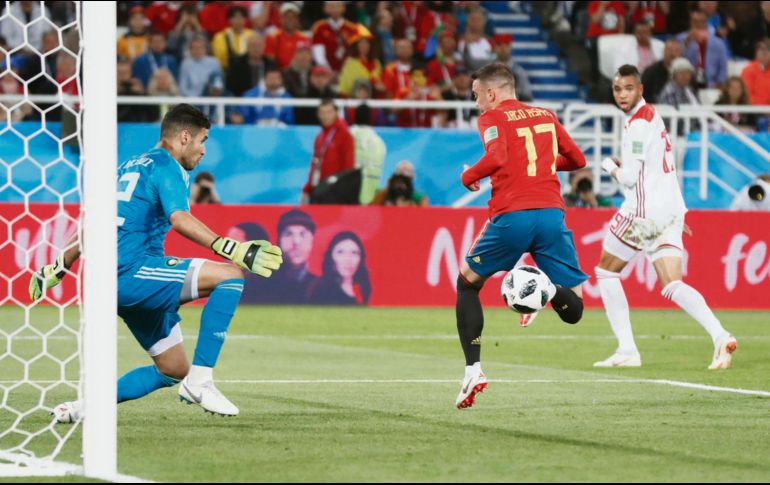 Iago Aspas toca al balón para vencer a Monir El Kajoui y marcar el empate a dos goles, pero el gol fue anulado por unos minutos, que se tornaron en desilusión para La Roja y sus aficionados. Luego del susto, el gol fue válido. AFP