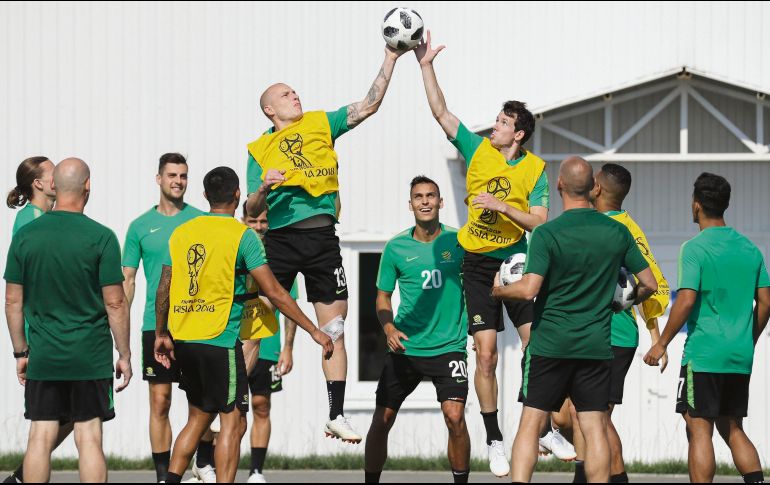 A sacar el nervio. Los jugadores de Australia se olvidaron un poco del futbol y se divirtieron durante el entrenamiento de ayer. AFP