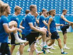 Enfocados. Los islandeses no temen meter la pierna de más en su duelo ante Croacia. AP