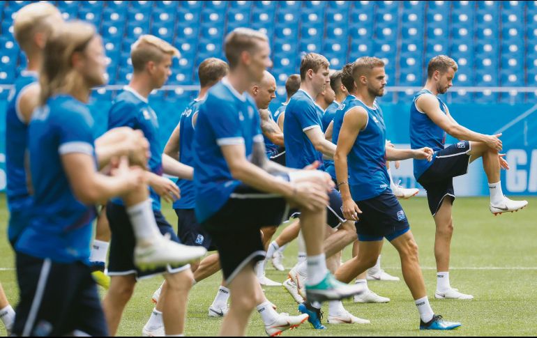 Enfocados. Los islandeses no temen meter la pierna de más en su duelo ante Croacia. AP