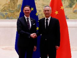 El vicepresidente de la Comisión Europea, Jyrki Katainen, estrecha la mano del vicepremier chino, Liu He. AFP/W. Zhao