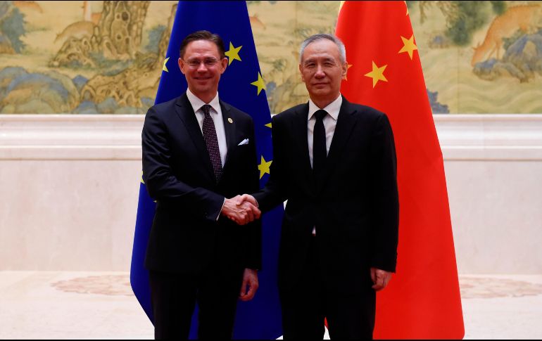 El vicepresidente de la Comisión Europea, Jyrki Katainen, estrecha la mano del vicepremier chino, Liu He. AFP/W. Zhao