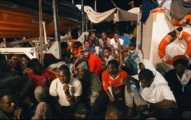 Varios inmigrantes descansan a bordo del buque 