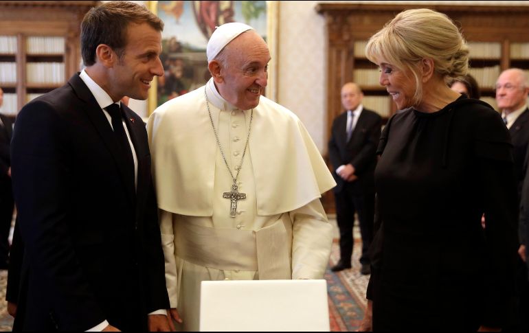Emmanuel Macron (i), su esposa Brigitte (d) y el Papa Francisco (c) conversan animadamente durante el intercambio de regalos. AP/A. Tarantino