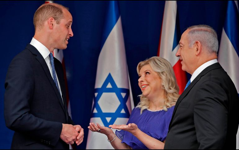 El príncipe Guillermo fue recibido por Netanyahu y su mujer, Sara, en su residencia oficial. AFP/T. Coex
