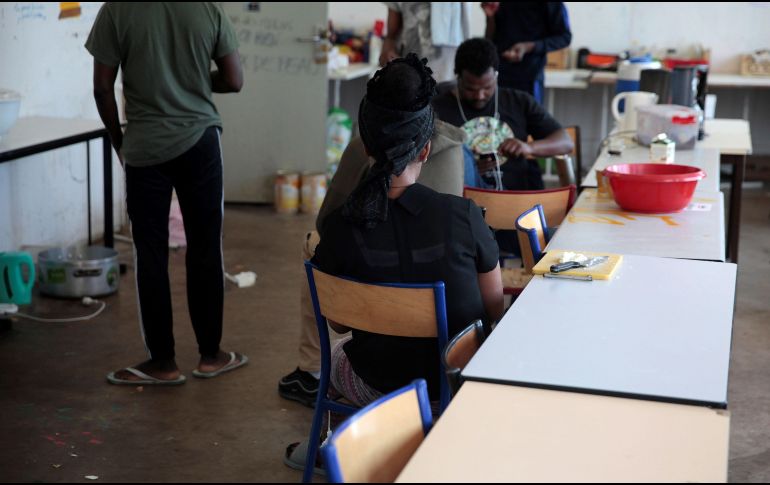 Además de los migrantes, otros 160 indocumentados que habían tomado parcialmente la sede de la universidad parisina son desalojados del centro académico. AFP / ARCHIVO
