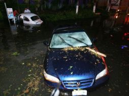 En Plaza del Sol, en uno de los automóviles varados, se extrajeron ocho personas. EL INFORMADOR / ARCHIVO