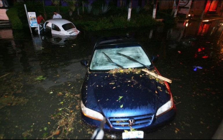 En Plaza del Sol, en uno de los automóviles varados, se extrajeron ocho personas. EL INFORMADOR / ARCHIVO