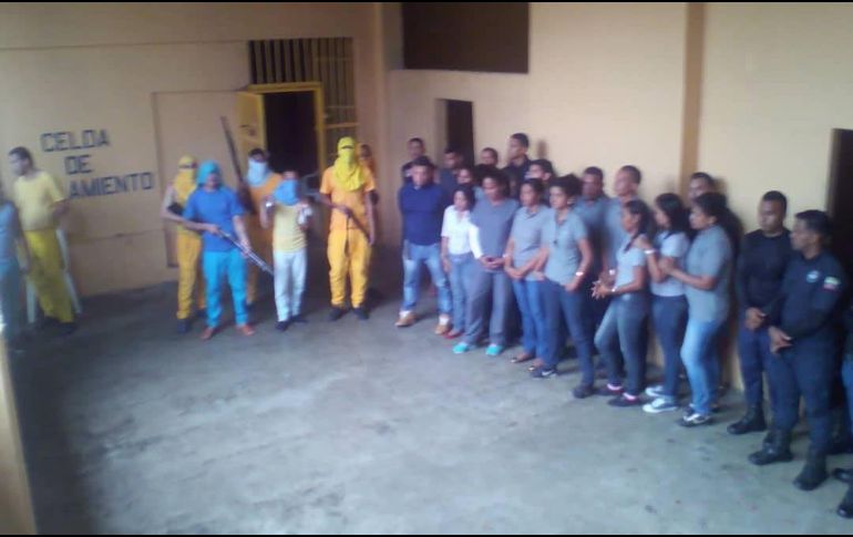 Una ONG difunde fotografías en las que se ve a hombres armados con el uniforme de la prisión y el rostro cubierto; los presos exigen 