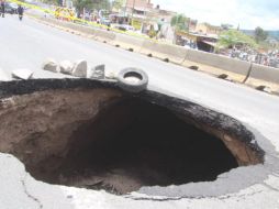 Personal de la SCT, Protección Civil, SIAPA y CFE trabajan en el lugar. ESPECIAL / Protección Civil Zapopan