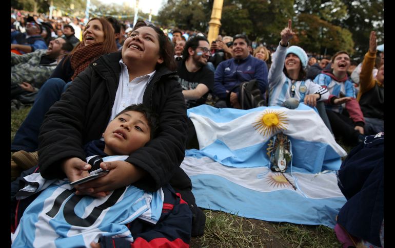 Aficionados argentinos observan la transmisión del partido entre Argentina y Nigeria en Buenos Aires. EFE / D. Fernández
