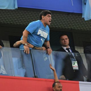 Maradona celebra gol de Argentina con seña obscena