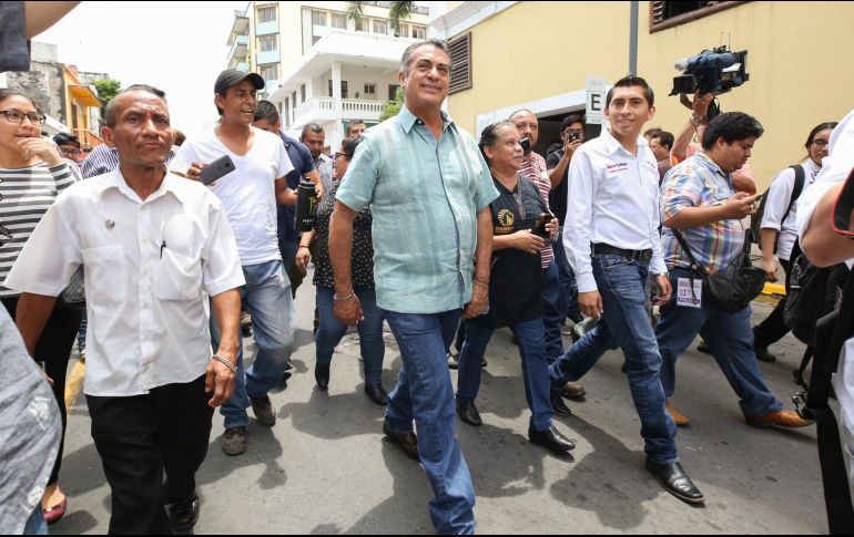 “El Bronco” recorrió las calles del Centro del Puerto de Veracruz, donde pidió el voto y confianza. NOTIMEX