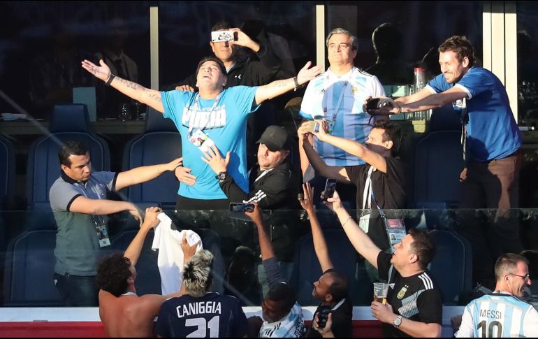 El genial futbolista argentino, campeón del mundo en México 1986, se hizo notar durante todo el partido. EFE/G. Licovski