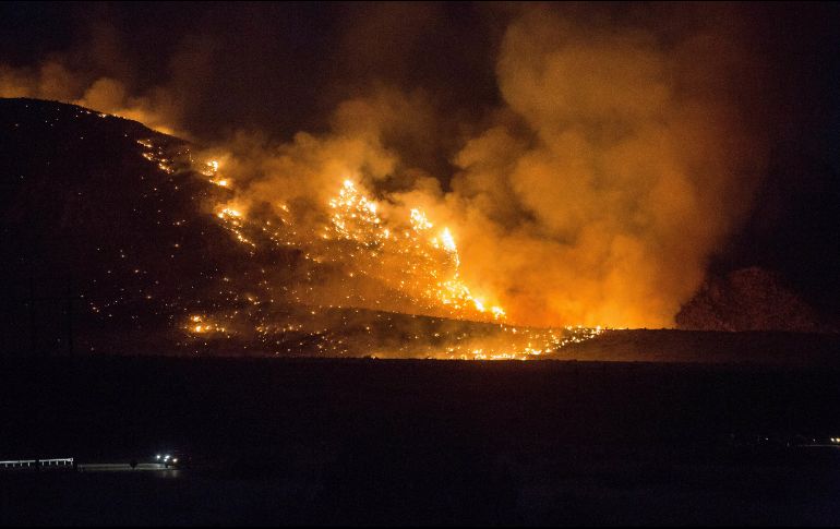 Varias brigadas de bomberos tratan de controlar el fuego en el área. AP/J. Bachman