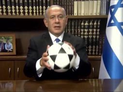 En la grabación, Netanyahu aparece con una pelota de futbol e incluso la patea durante unos segundos. ESPECIAL