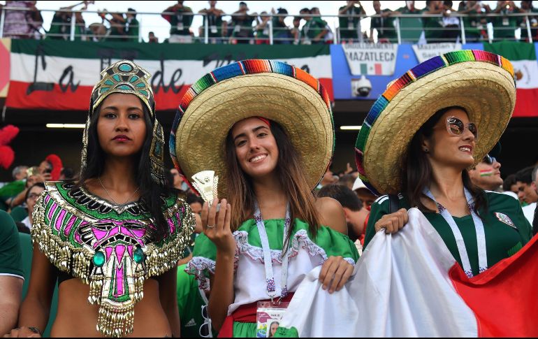 Aficionadas mexicanas animan a la Selección nacional en las tribunas del Estadio Central de Ekaterimburgo. AFP / H. Retamal