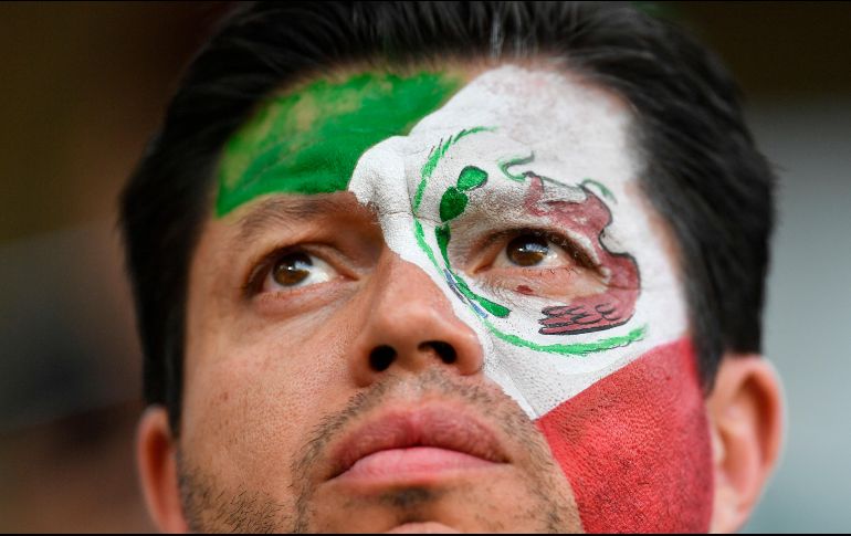 Algunos mexicanos se pintan el rostro con el verde, blanco y rojo, los colores patrios. AP / M. Meissner