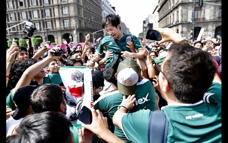 Aficionados celebraron con un coreano que se encontraba en el Zócalo capitalino. NTX/G. Granados