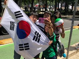 Mexicanos festejan a Corea del Sur en el Ángel de la Independencia
