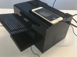 El diseño de este sistema presenta una caja formada con bloques de Lego; un teléfono inteligente que actúa como la cámara del instrumento; una lámpara de radiación ultravioleta (UV); y una microplaca de 96 pocillos. EFE / American Chemical Society