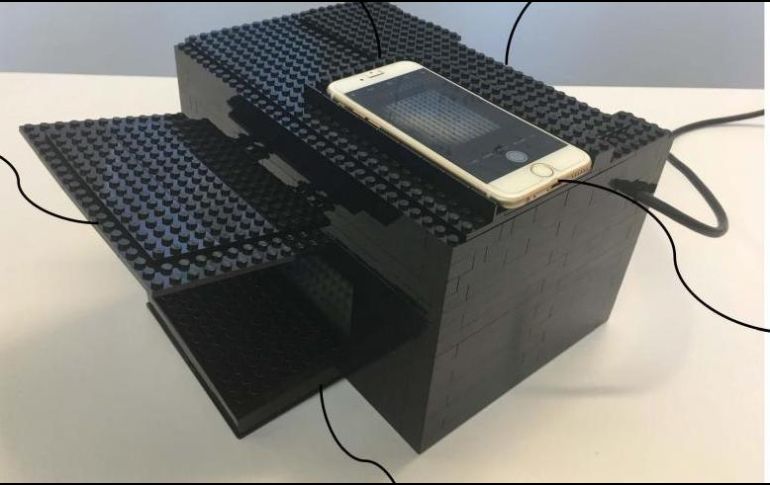 El diseño de este sistema presenta una caja formada con bloques de Lego; un teléfono inteligente que actúa como la cámara del instrumento; una lámpara de radiación ultravioleta (UV); y una microplaca de 96 pocillos. EFE / American Chemical Society