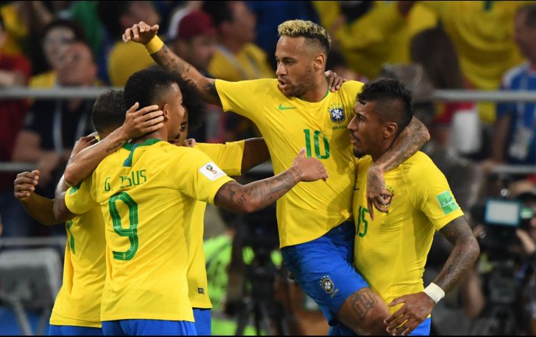 Los brasileños celebran el primer tanto del partido, anotado por Paulinho. AFP/K. Kudryatvtsev