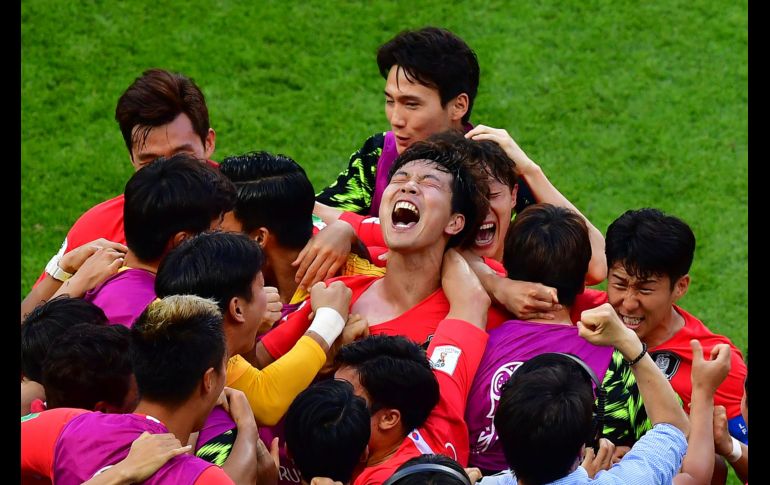 Jugadores de Corea del Sur festejan su segundo gol ante Alemania en partido de la Copa del Mundo, disputado en la ciudad rusa de Kazán. AFP/L. Acosta