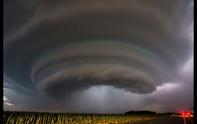 Una tormenta se aproxima a Wichita, en Kansas, en una imagen captada anoche. Tormentas múltiples azotaron la zona. AP/The Wichita Eagle/T. Heying