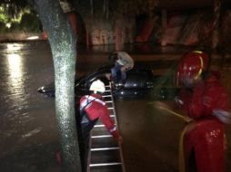 Unidades de Bomberos auxiliaron a ciudadanos en Avenida Patria. ESPECIAL / Bomberos de Zapopan