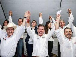 Como último acto de proselitismo, Castro Reynoso certificó ante notario todos los compromisos que firmó en los tres meses de campaña. FACEBOOK/miguelcastroreynoso