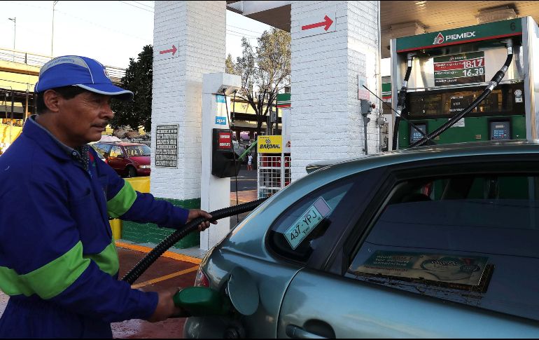 En EU, la gasolina ha subido 7.96% en el año, pero al agregar la depreciación del peso, el aumento en México se ha magnificado hasta 17%. SUN/Archivo