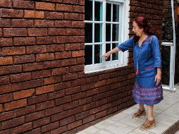 Vecinos de la colonia señalan el nivel que han alcanzado las inundaciones durante las tormentas. EL INFORMADOR/G. Gallo