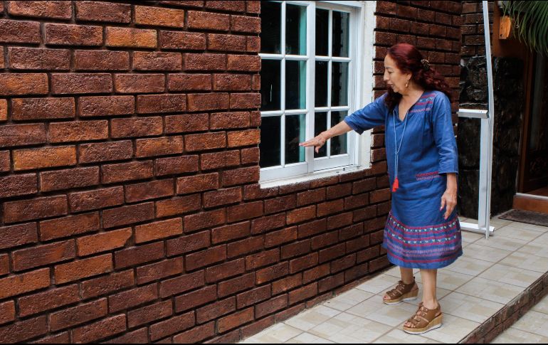 Vecinos de la colonia señalan el nivel que han alcanzado las inundaciones durante las tormentas. EL INFORMADOR/G. Gallo