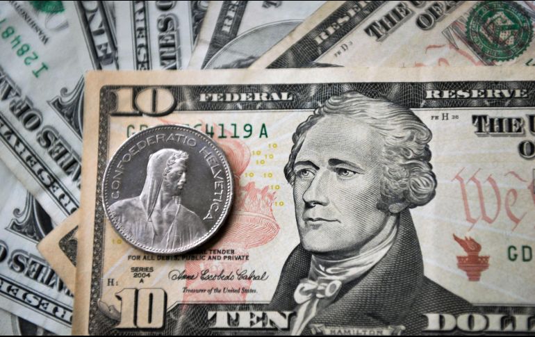 Banco BASE prevé que el tipo de cambio cotice entre 19.90 y 20.15 pesos por unidad en cotizaciones interbancarias la venta. NTX / ARCHIVO