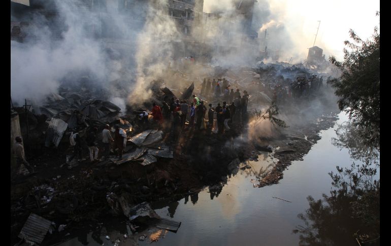 Los restos de una parte del mercado Gikomba arden en Nairobi, Kenia. Un incendio en el sitio dejó 15 personas muertas, 9 de las cuales estaban en un bloque de departamentos anexo al mercado. AFP