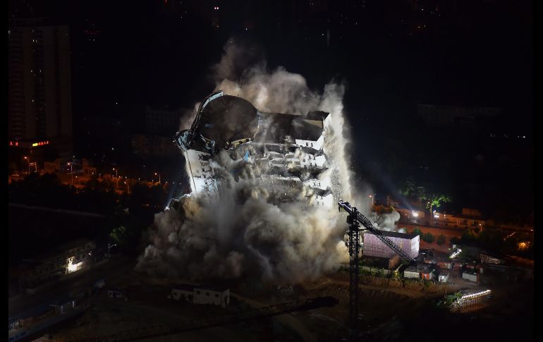 Un edificio colapsa durante una demolición controlada para hacer espacio y construir un centro comercial en Wuhan, China. AFP