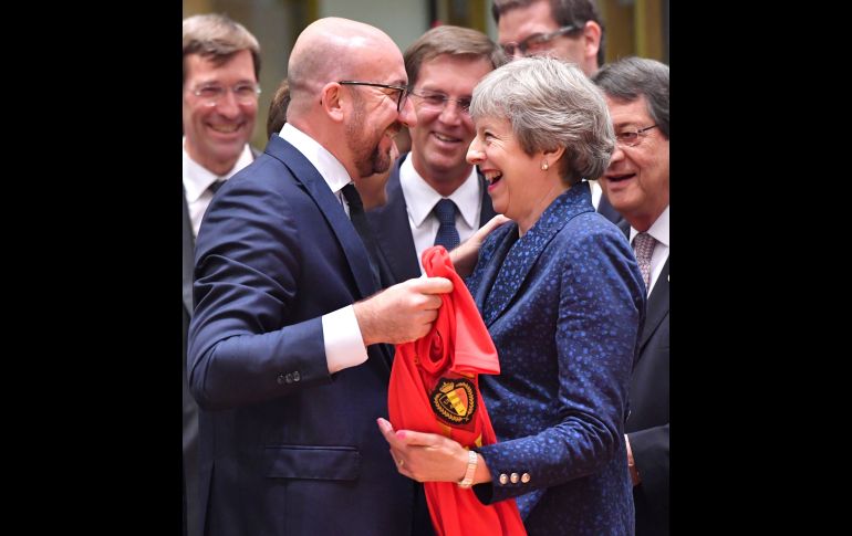 El primer ministro de Bélgica, Charles Michel, le entrega una playera de la Selección de futbol a su país a la primera ministra británica, Theresa May, en el marco de una reunión de la Unión Europea en Bruselas. Bélgica e Inglaterra se enfrentan hoy en partido del Mundial de Rusia. AP/G. Vanden Wijngaert