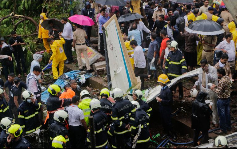El aparato sobrevolaba la ciudad india antes de accidentarse contra el edificio en construcción. AP/R. Kakade