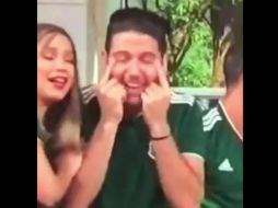 Thahhan se estrechó el rabillo de los ojos con los dedos en un claro signo al equipo surcoreano. TWITTER / @core787