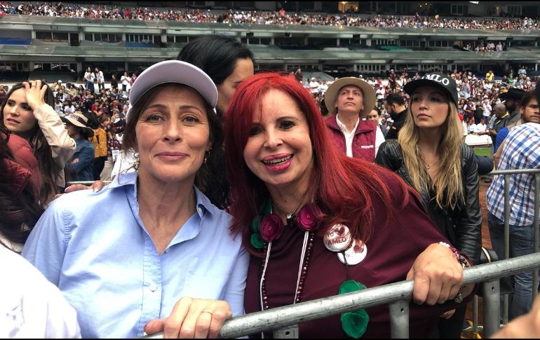 Sansores publicó una imagen en sus redes sociales junto a Tatiana Clouthier durante el cierre de campaña de López Obrador. TWITTER / @LaydaSansores