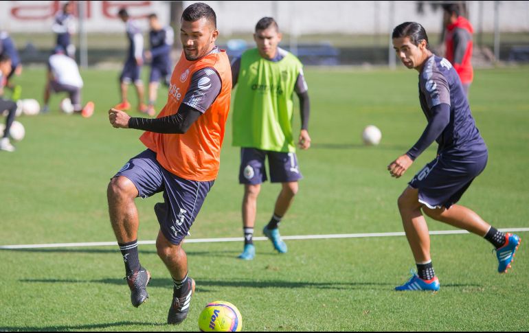 Marín (I) cree que Chivas jugará mejor en la medida en que disputen más partidos de preparación. MEXSPORT/ARCHIVO