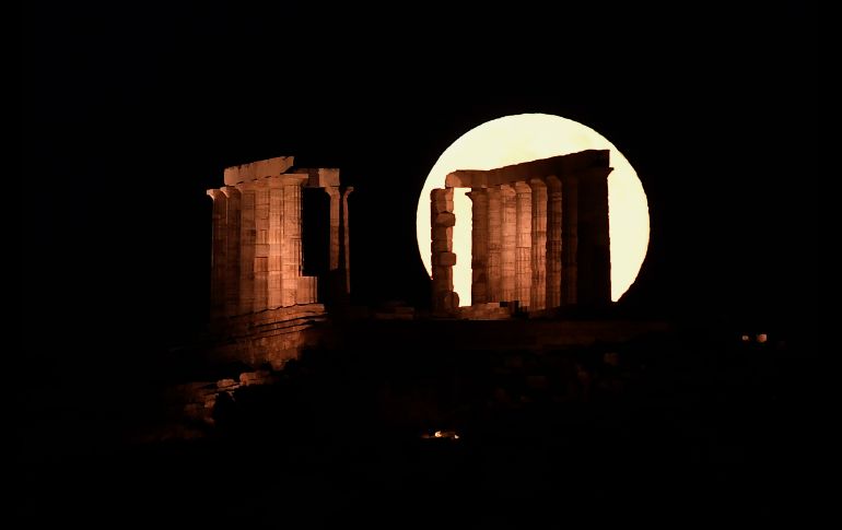 La Luna llena se eleva detrás del Templo de Poseidón en Sounion, Grecia. AFP/L. Gouliamaki